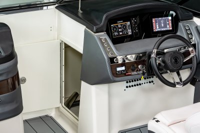 26 Surf - Helm Storage