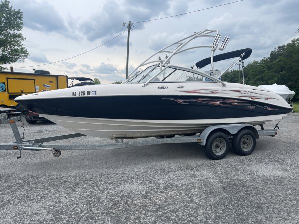 Used 2004 Yamaha AR 230 Power Boat for sale